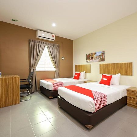 Oyo 89839 Riaz Hotel Malacca Екстериор снимка
