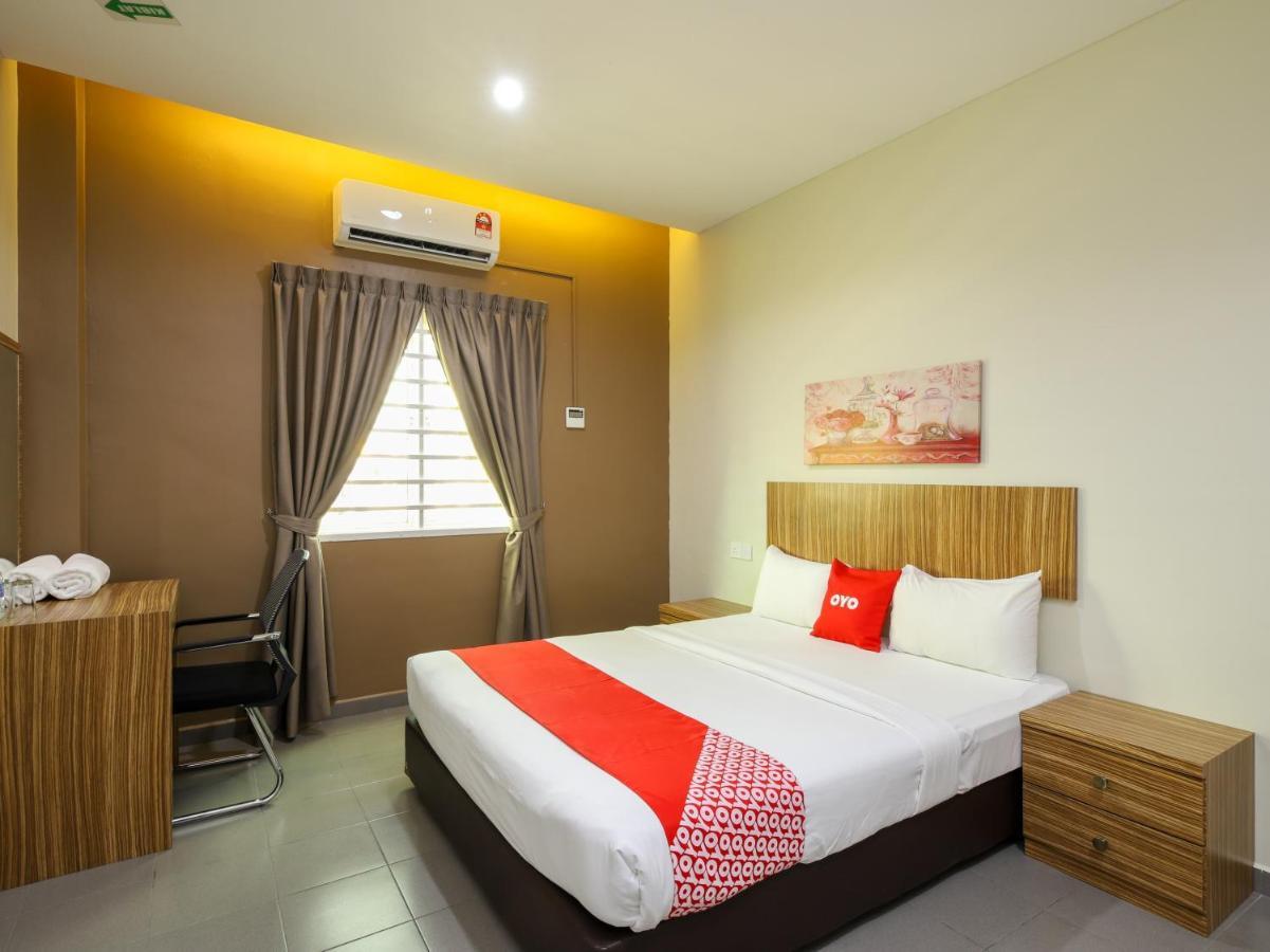 Oyo 89839 Riaz Hotel Malacca Екстериор снимка