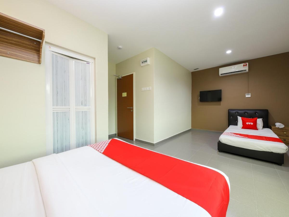 Oyo 89839 Riaz Hotel Malacca Екстериор снимка