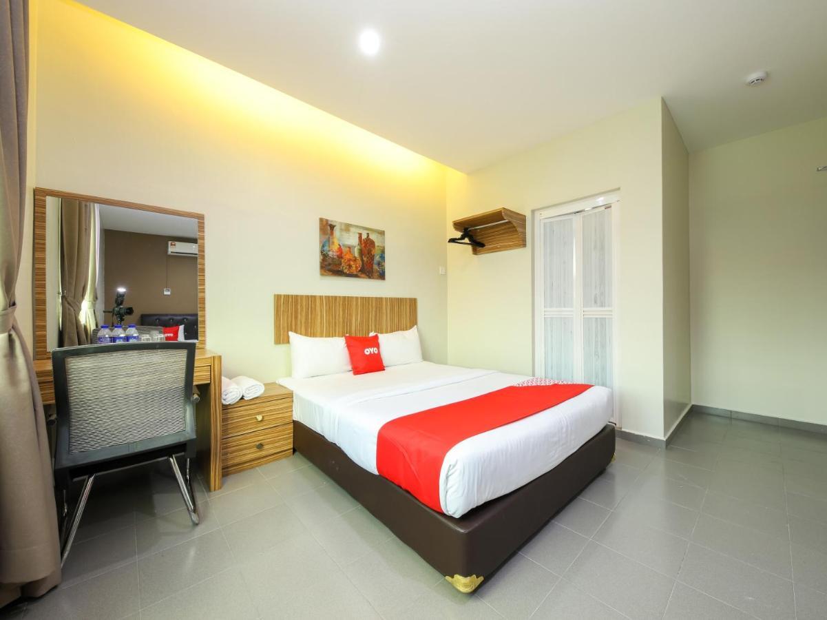 Oyo 89839 Riaz Hotel Malacca Екстериор снимка