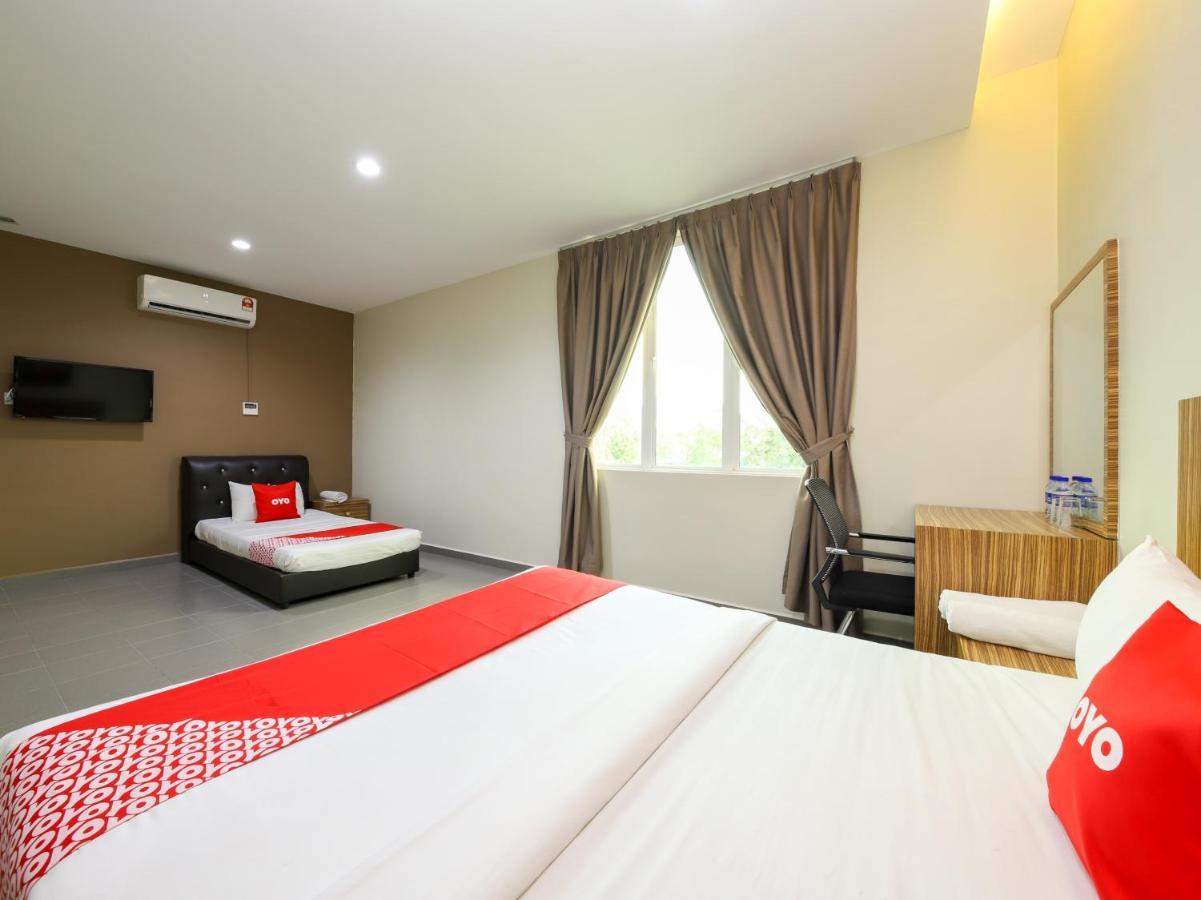 Oyo 89839 Riaz Hotel Malacca Екстериор снимка