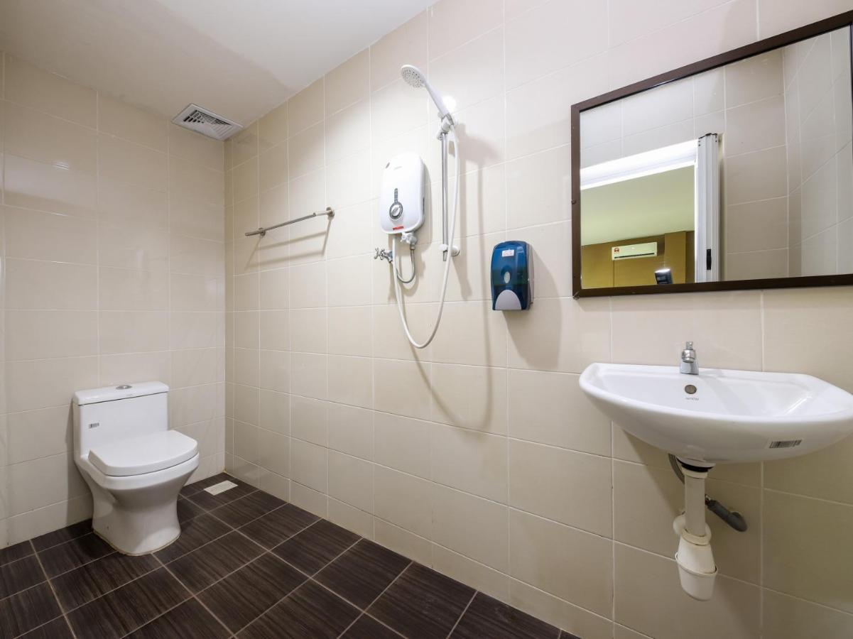 Oyo 89839 Riaz Hotel Malacca Екстериор снимка