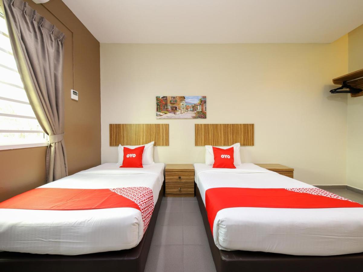 Oyo 89839 Riaz Hotel Malacca Екстериор снимка